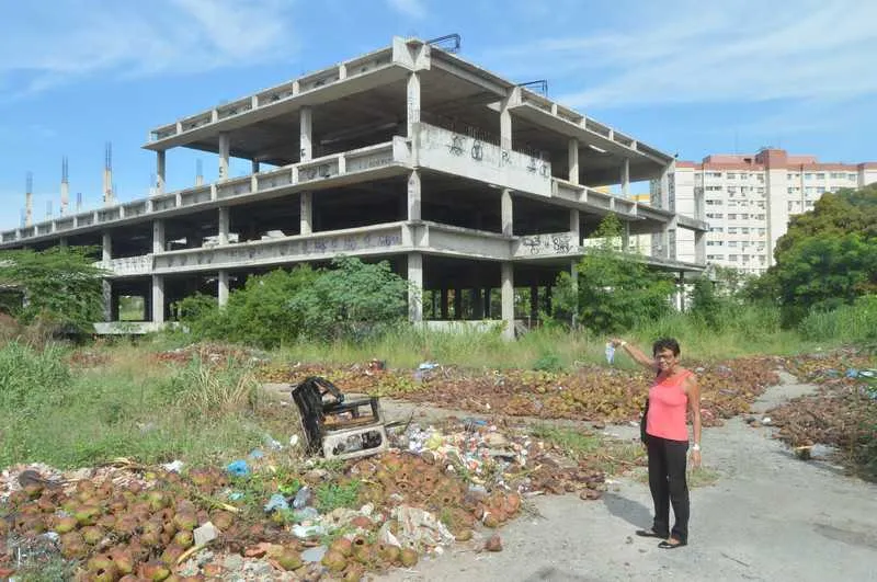 Aposentada Sônia Regina é uma dos milhares de moradores que aguardam conclusão das obras