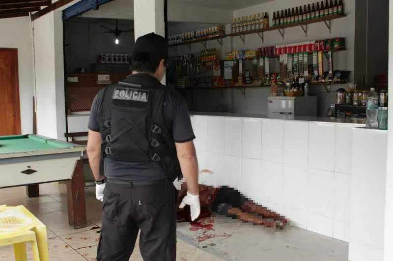 >> Na operação, foram apreendidos na Rua Jorge Lima, na comunidade do Pica Pau, uma pistola, 385 pinos de cocaína e 2 rádios 