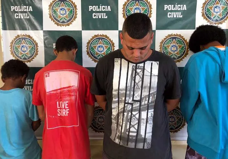 Os responsáveis pela operação apreenderam três menores e prenderam ‘Nenzinho’