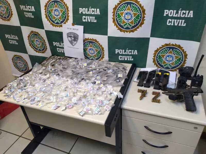 Na ação foram apreendidas pistola e drogas 
