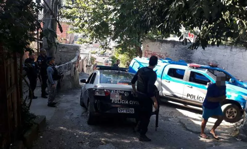 Segundo a polícia, acusado estava com pistola, munições e ‘cargas’ de maconha e cocaína