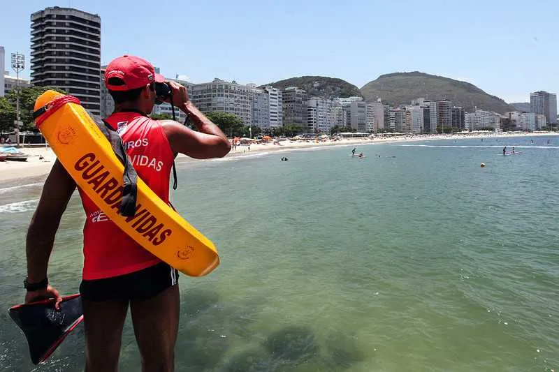  Até o fim do mês, 1,3 mil guarda-vidas reforçam a segurança nas praias do Rio de Janeiro