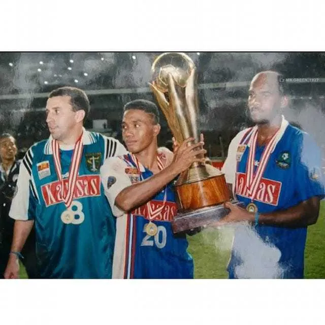  O gonçalense Carlos de Mello, o 'Branco', a esquerda, no futebol da Indonésia
