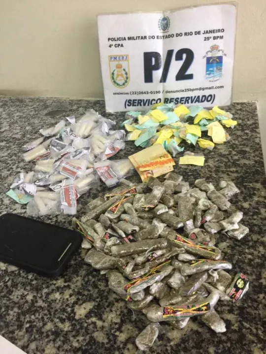 O jovem estavam com crack, cocaína e maconha