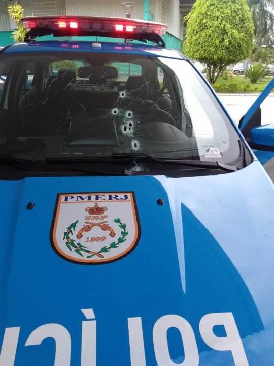Os criminosos fizeram vários disparos contra a viatura ao perceber a presença dos PMs no carro