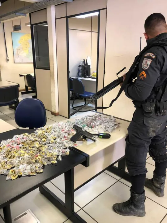 Com a dupla, os PMs encontraram uma pistola e drogas