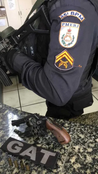 Com o suspeito, foi apreendido um revólver calibre 32.