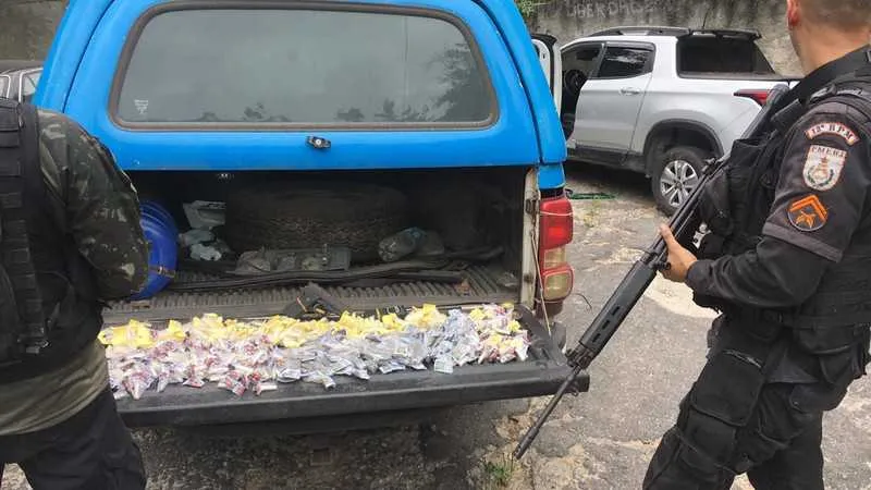 Junto com os suspeitos presos, os policiais militares apreenderam certa quantidade de drogas