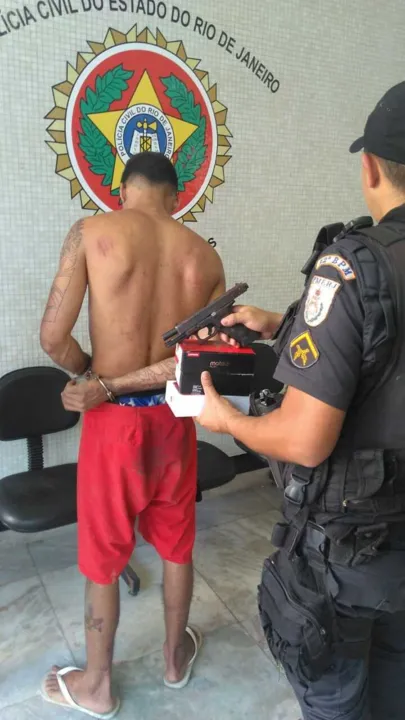 PM com um dos acusados do roubo
