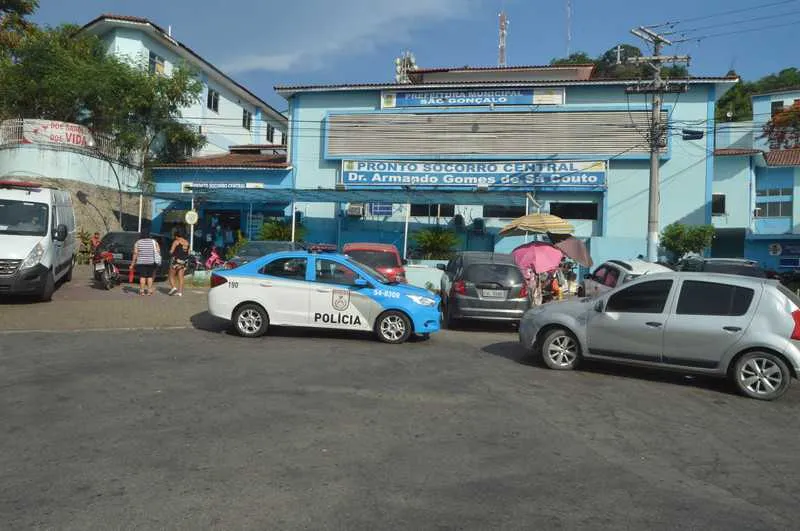 O policial chegou a ser levado para o Pronto Socorro de São Gonçalo 