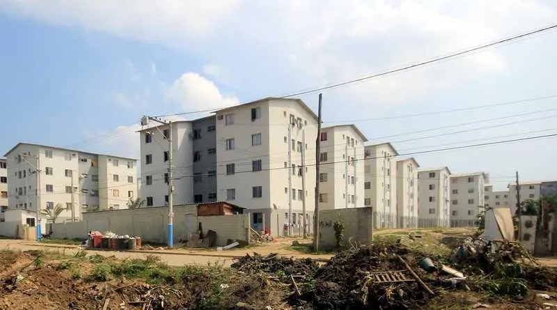 Criminosos tentam tomar pontos de venda de drogas em área externa de conjunto habitacional 