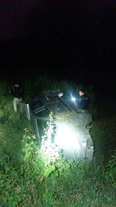 O veículo foi recuperado após capotar na Estrada do Comperj