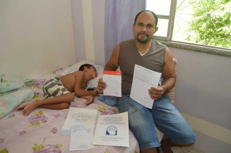 O auxiliar de serviços gerais vive uma luta incansável para que o filho, Lucas Cesário, possa estudar em escola