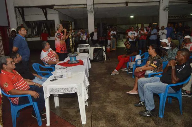 Compositores receberam a sinopse na quadra da escola