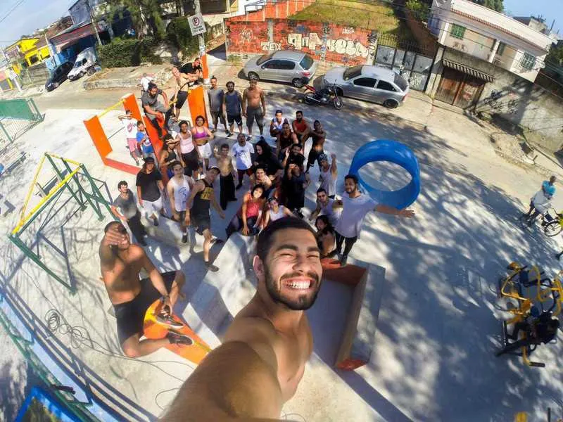 >> As aulas e o encontro de parkour que reúne diversos praticantes acontece na Praça Chico Mendes