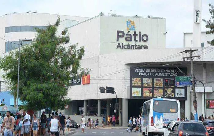 As lojas dos shoppings funcionam em horário reduzido na quinta