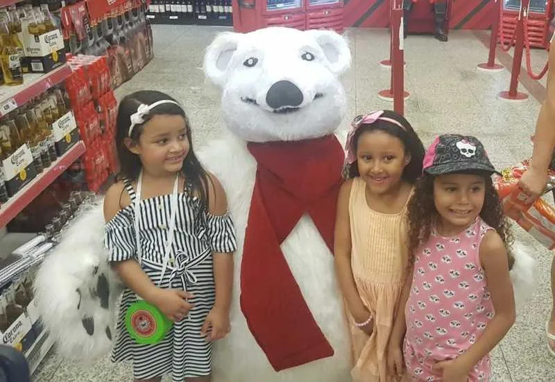 Loja de Inoã, em Maricá, recebeu Papai Noel e personagens natalinos nesta quinta-feira (13)