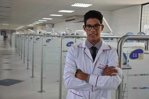 Exemplo de perseverança, Isaias Carneiro, morador de Itaboraí, estudou na Universo, em Niterói