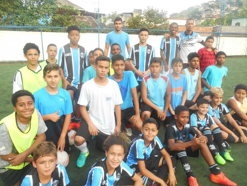 Escolinha de futebol do Grêmio realiza suas atividades no campo do Barreirão