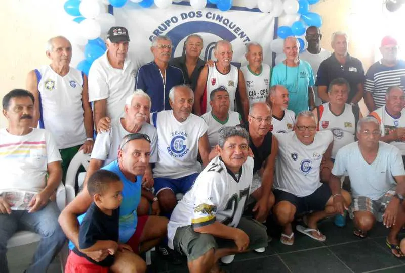 Os jogadores do Clube dos 50 se reúnem no bairro Antonina
