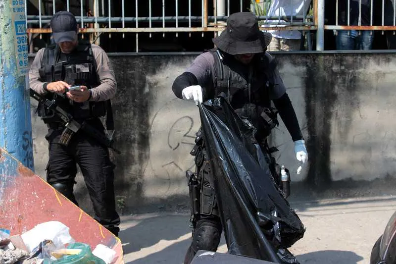O homem foi perseguido por criminosos e morreu no local 