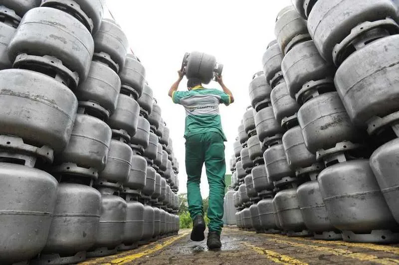 O reajuste do botijão de 13 quilos já está valendo desde ontem