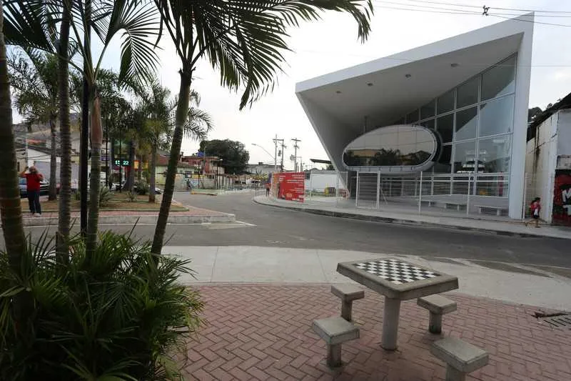 Falta conservação e fiscalização na praça do Largo da Batalha