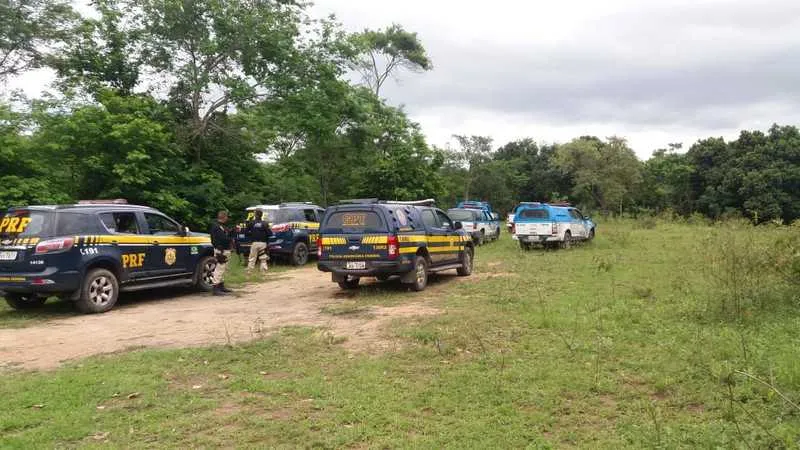 Policiais militares e rodoviários vasculharam duas comunidades 