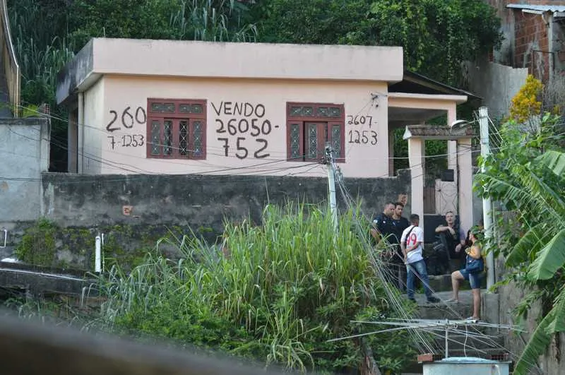 De acordo com testemunhas, Beto matou Zezinho numa discussão num bar, e depois acabou sendo executado por traficantes que invadiram sua casa, no Engenho Pequeno