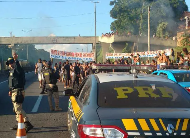 Imagem ilustrativa da imagem Moradores protestam contra assaltos no Porto Velho e Gradim