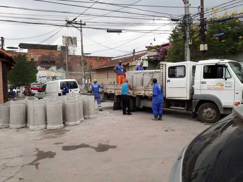 Estão sendo colocadas novas manilhas, além de tubulações