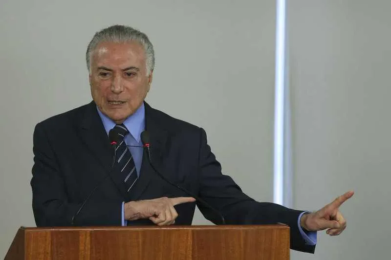 Imagem ilustrativa da imagem Temer sanciona lei do frete mas veta anistia de multas