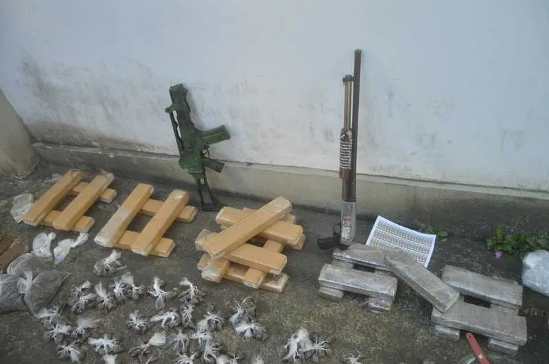 Imagem ilustrativa da imagem PM apreende drogas escondidas em creche abandonada em Niterói