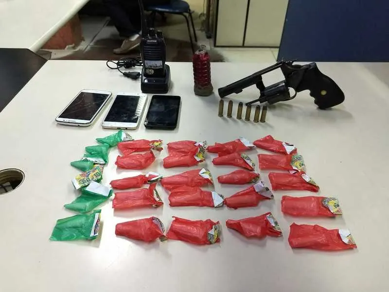 Drogas,celulares e arma foram apreendidos em Itaboraí