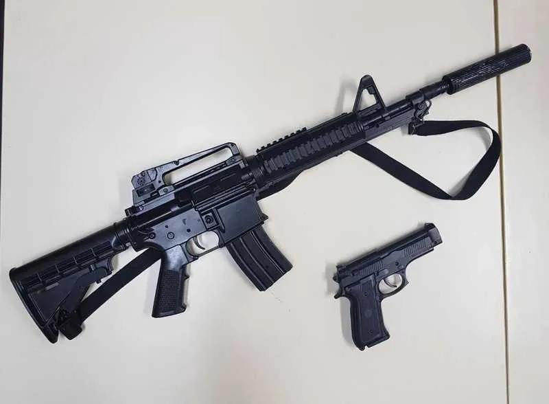 >> Réplicas de fuzil e de pistola foram apreendidas em Raul Veiga