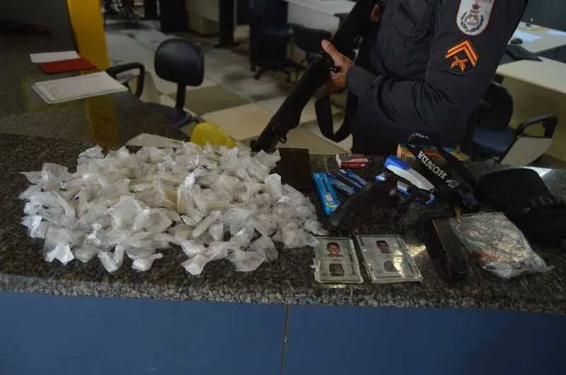 Dois foram presos no Galo Branco com drogas e outros objetos