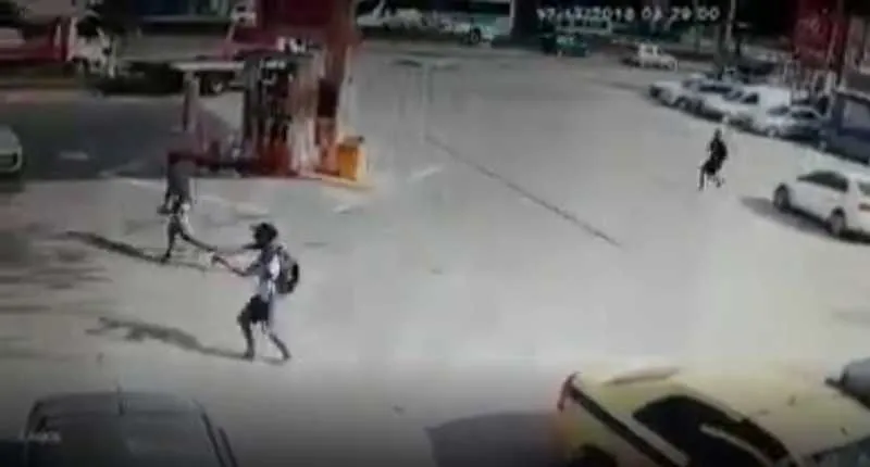 Bandidos fugiram da comunidade e roubaram dois carros em um posto