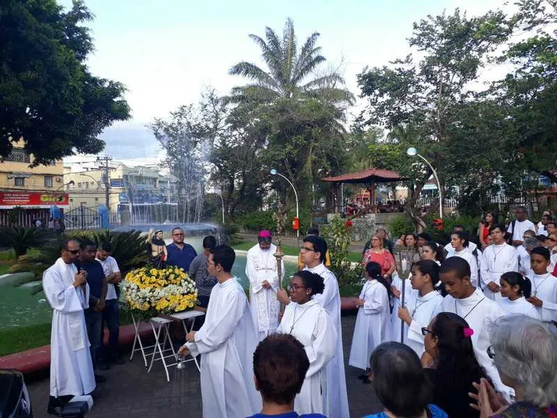 Fiéis fizeram procissão por ruas do Centro da cidade