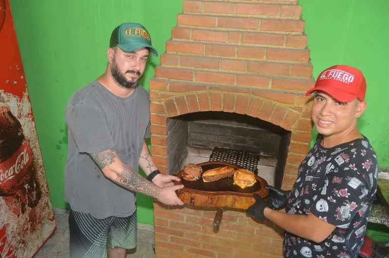 Vinícius Aquino e Rafael Salgado são sócios e empreendedores na hamburgueria ‘El Fuego’ 