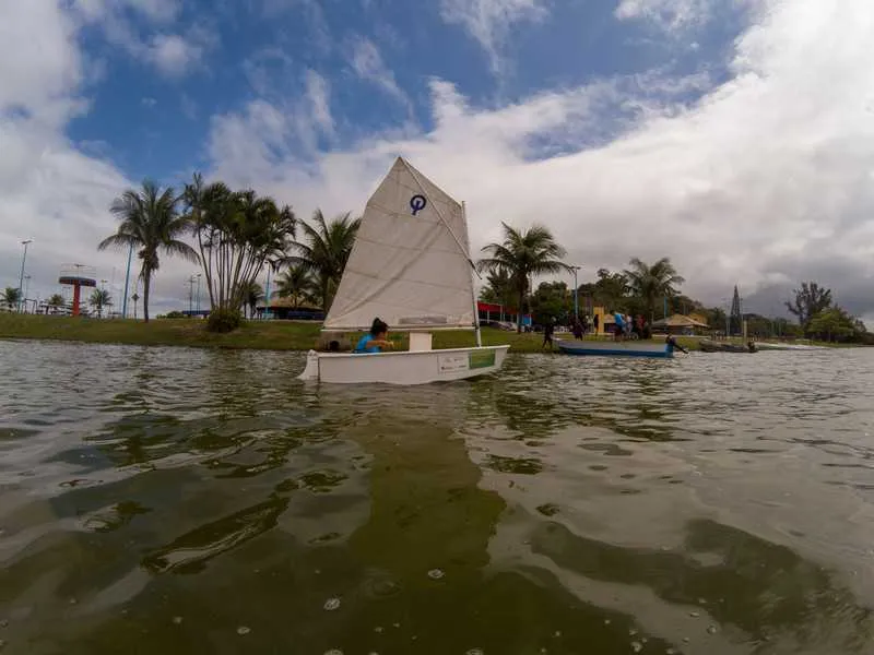 >> São oferecidas aulas de canoagem, remo e vela com 30 embarcações na Lagoa do Boqueirão