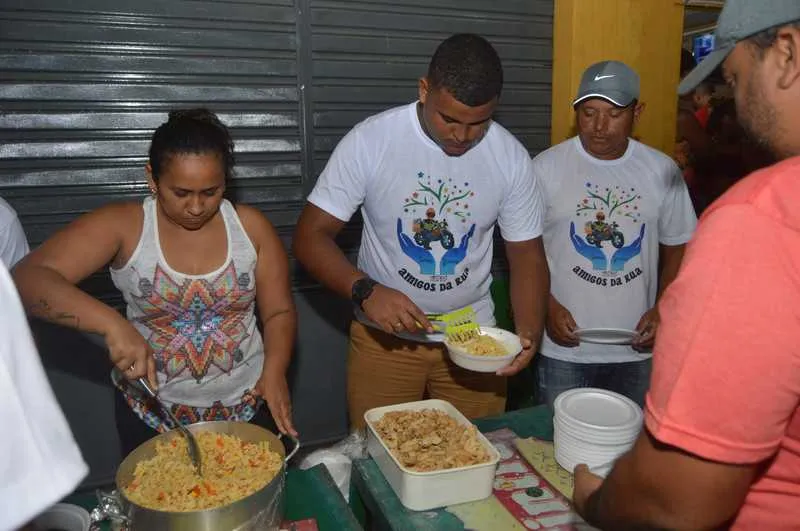 >> Os mototaxistas distribuem quentinhas a moradores de rua