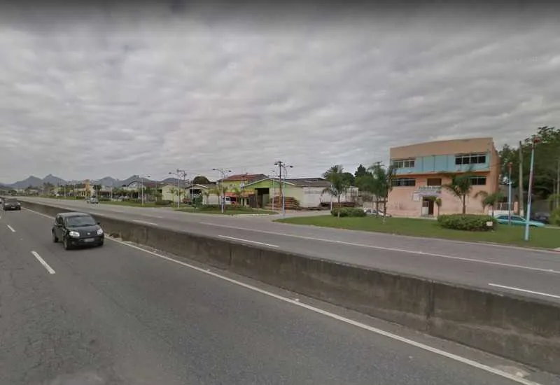  O homem estava atravessando a rodovia quando acabou sendo atingido por um veículo, na pista sentido Niterói