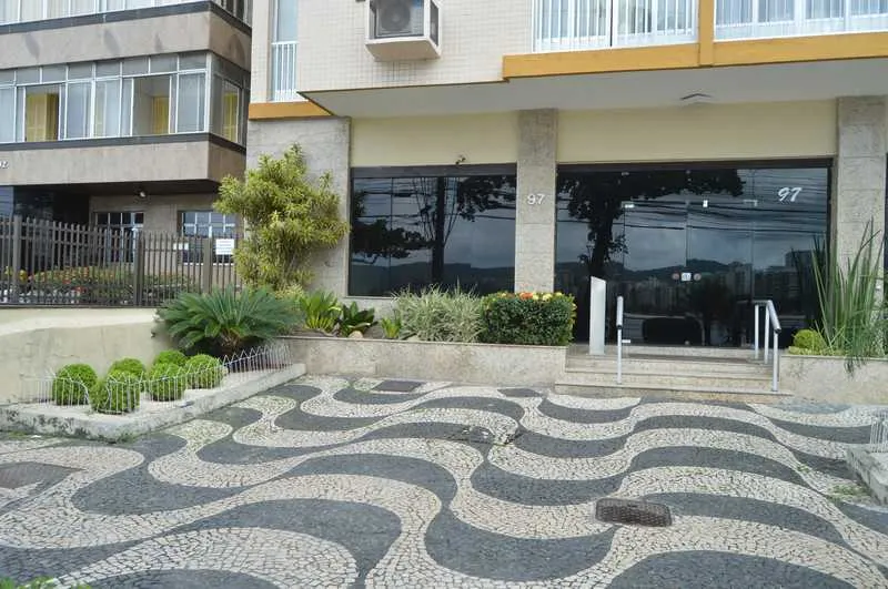 >> O acusado jogou a vítima do 10º andar de apartamento na Praia de Icaraí, altura do número 97