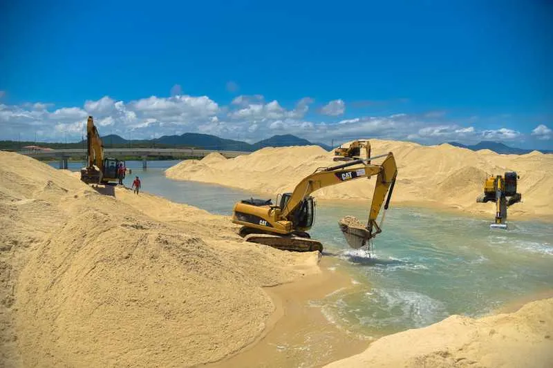 O canal está dez centímetros acima do nível do espelho d’água, desde o início dos trabalhos, no último dia 31 de janeiro