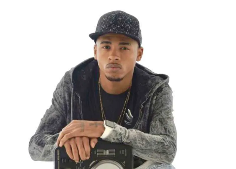 Rennan é DJ em baile no Rio