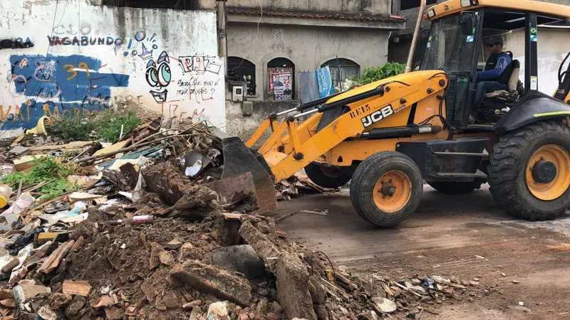 Policiais utilizaram um trator e uma caçamba para retirar barreiras