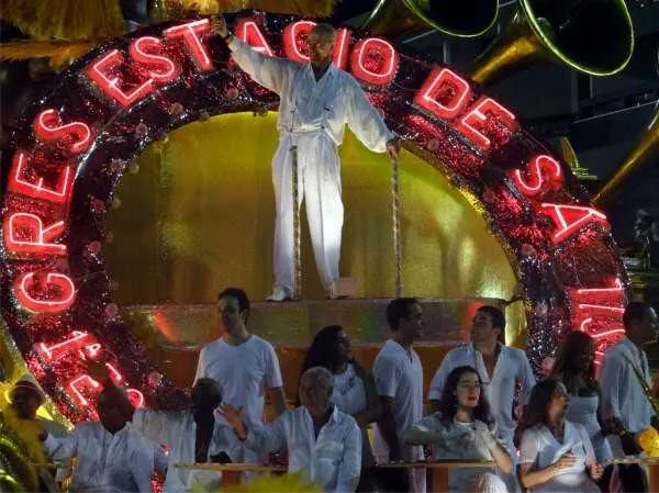 No alto do último carro, Rildo Hora se emocionou várias vezes durante o desfile na Marquês de Sapucaí, em 2013