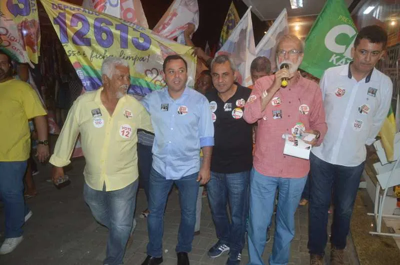 O prefeito de Niterói, Rodrigo Neves, esteve presente para apoiar os candidatos 