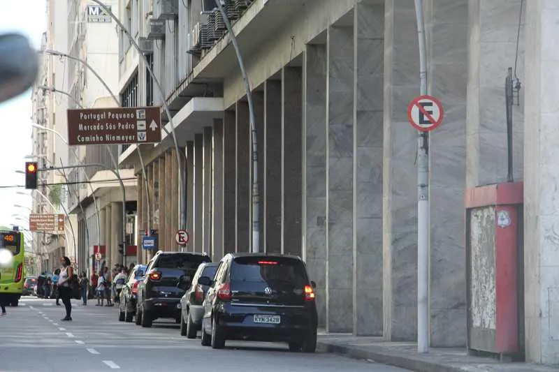  Um dos pontos onde motoristas param seus carros em locais com placas de proibido estacionar é ao longo da Av. Amaral Peixoto