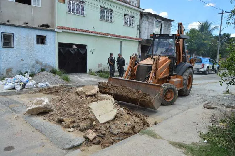 >> Com uma retroescavadeira e um caminhão, PMs removeram barricadas instaladas por traficantes em ruas do Jardim Catarina